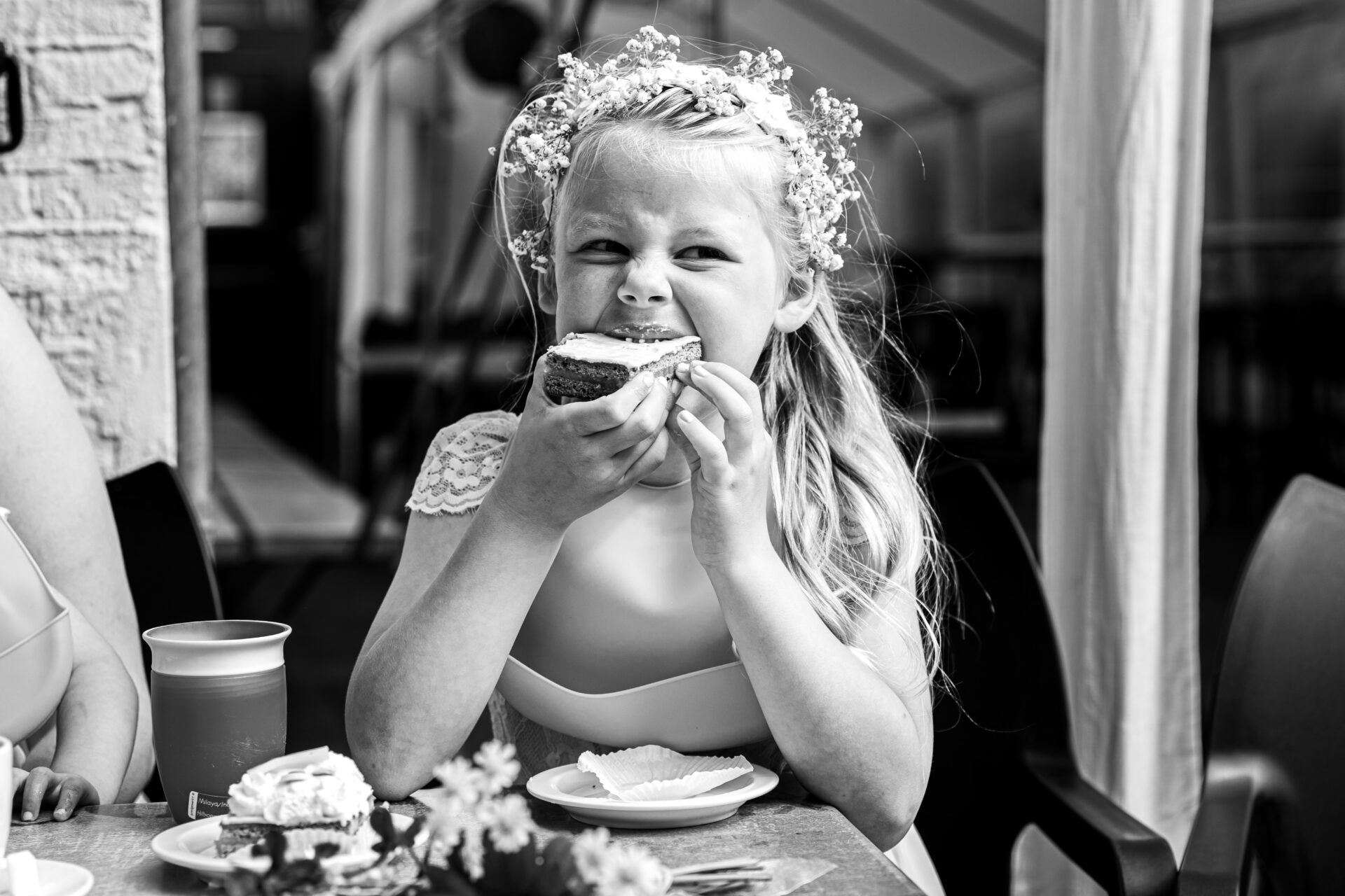 Bruidsmeisje eet Oranjekoek Friesland