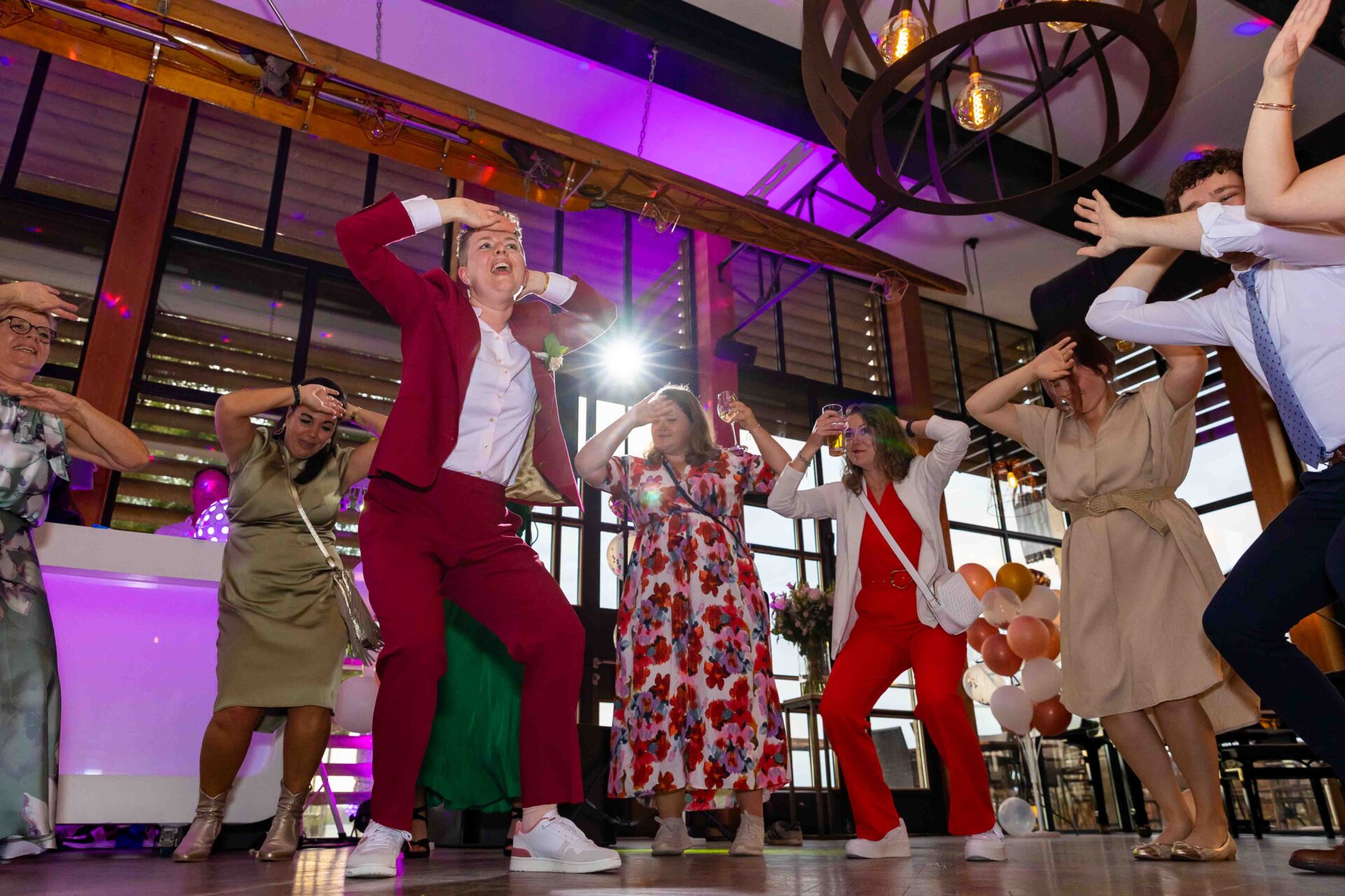 Dansende bruidsgasten en bruid - Trouwfotograaf Bruidsfotograaf Groningen