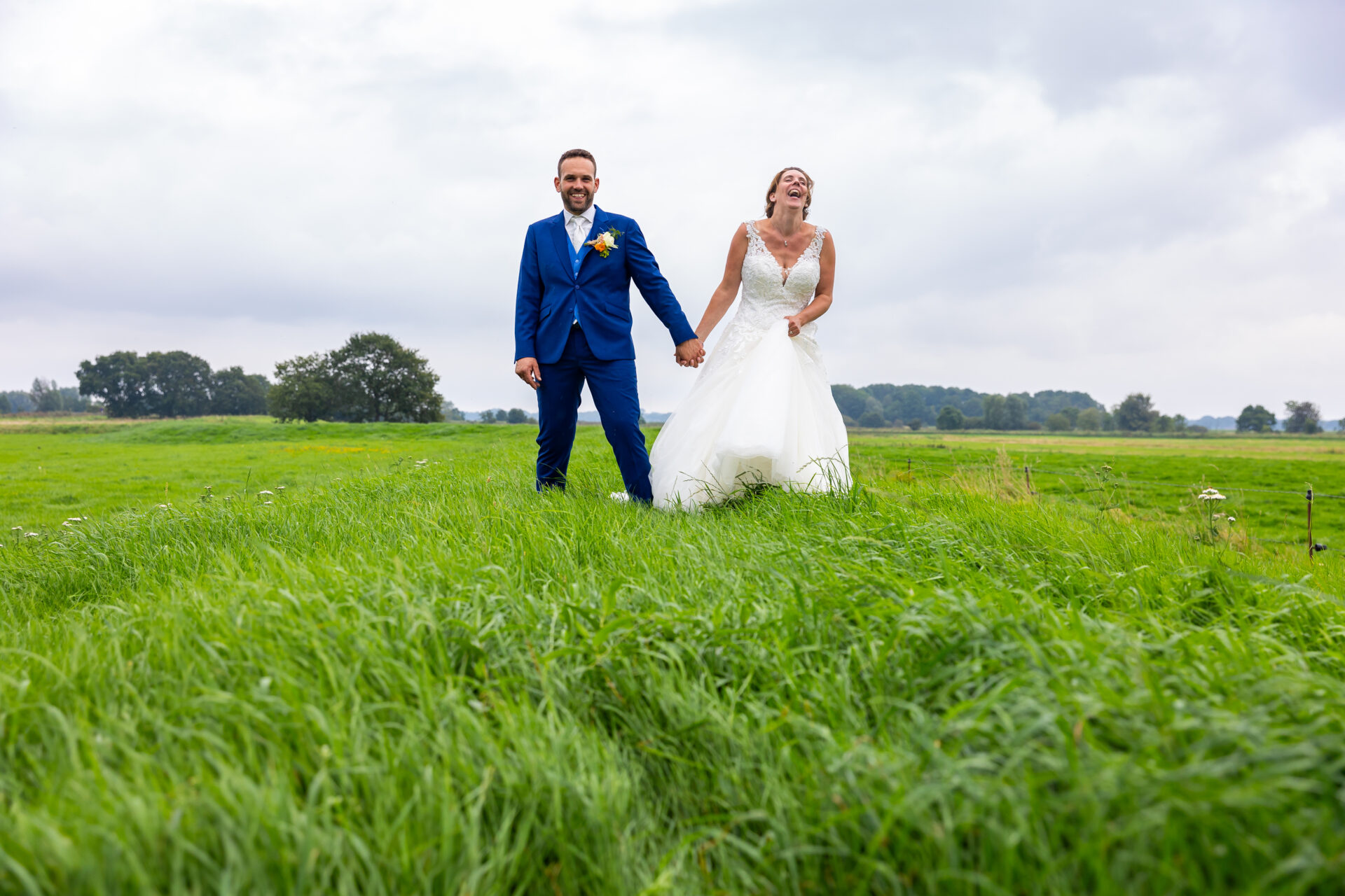 Reportage lopend en lachend bruidspaar - Trouwfotograaf Bruidsfotograaf Groningen