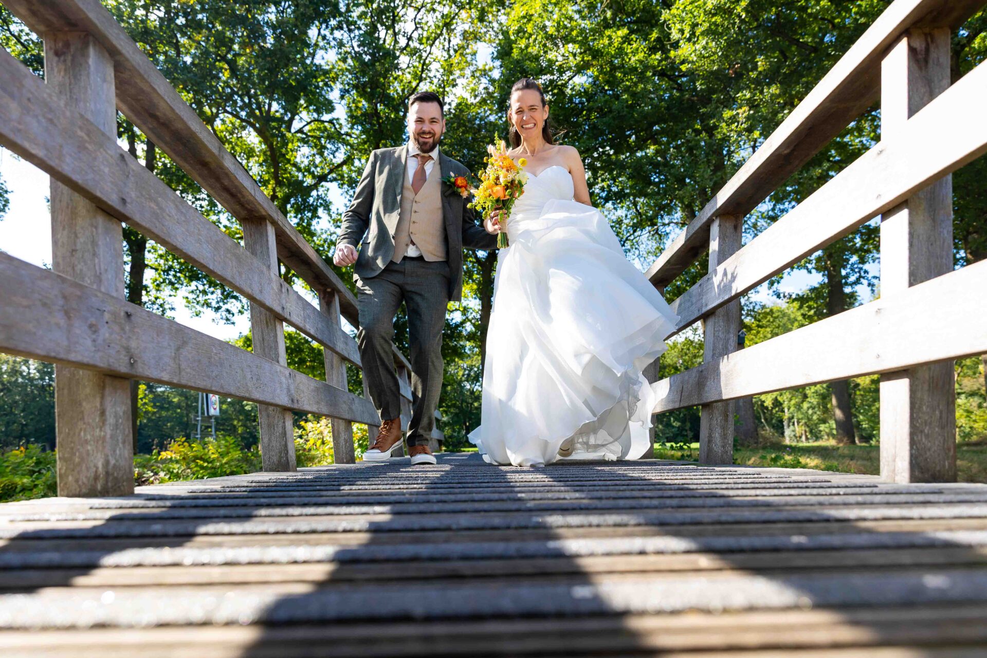Spontane foto bruid en bruidegom, bruidspaar met grote glimlach

Lobke Vale Fotografie, Bruidsfotograaf Drenthe