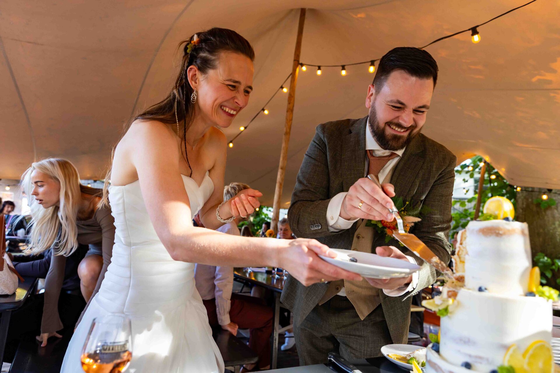 Bruidstaart aansnijden 

Lobke Vale Fotografie, Bruidsfotograaf Drenthe