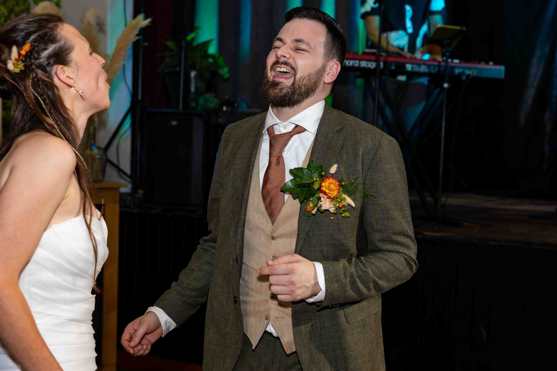 Lachende feestende bruidegom en bruid

Lobke Vale Fotografie, Bruidsfotograaf Drenthe